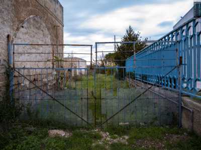 Lasciamo ora la chiesa e proviamo a recarci sul retro della masseria servendoci di un varco nella recinzione